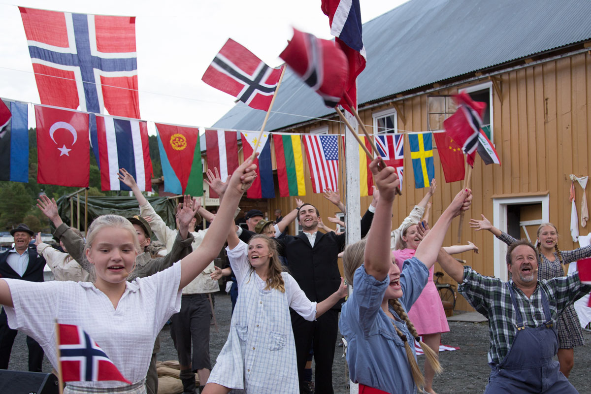 Livet på Felgen – et sykkelverksted under krigen av Hans Rotmo Del 6: Flagget